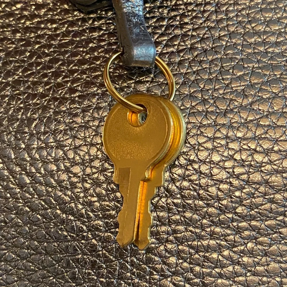 ❤️PRADA SILVER PURSE❤️ - Picture 9 of 16